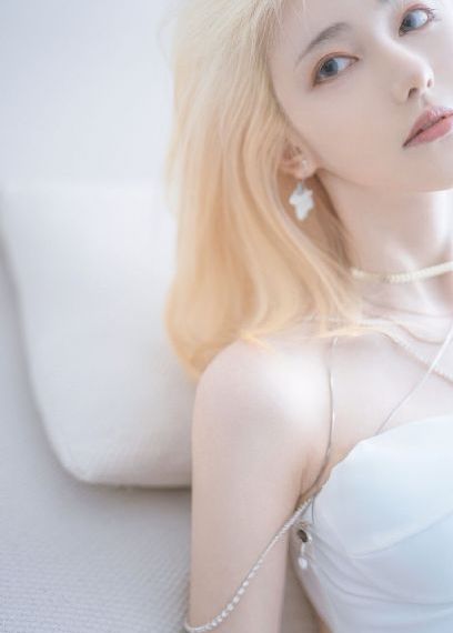 摸进女同桌的小内裤狂摸里_DVD在线手机播放